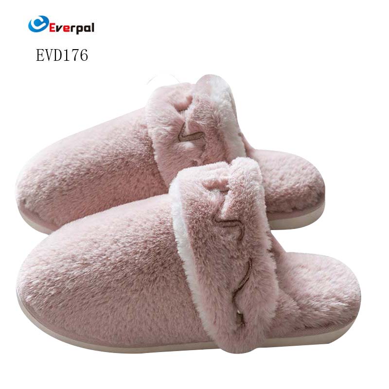 Jaký materiál je dobrý pro plyšové vnitřní pantofle?